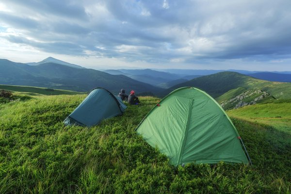 Comment choisir une tente pour un camping en forêt tempérée durant la saison des pluies?